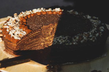 Fındıklı çikolatalı krep. Turta yakın plan. Siyah arkaplanda pasta