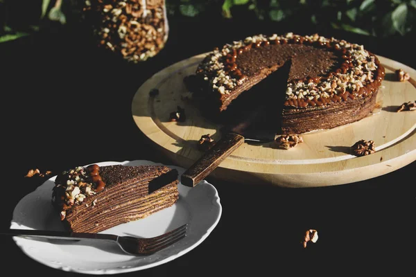 Tort Clătite Ciocolată Nuci Pie Close Tort Fundal Negru — Fotografie, imagine de stoc