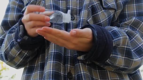Dziewczyna Leczy Ręce Środkiem Antyseptycznym Ochrona Przed Zarazkami Leczenie Rąk — Wideo stockowe