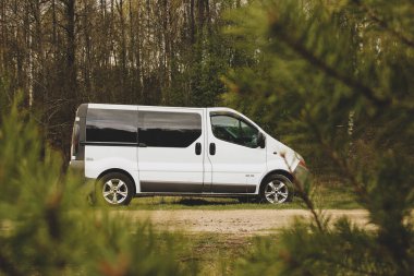 Chernigov, Ukrayna - 20 Nisan 2020: Minibus Renault Orman Trafiği