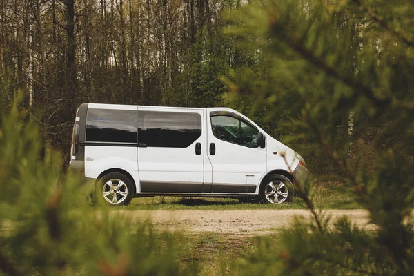 Chernigov, Ukrayna - 20 Nisan 2020: Minibus Renault Orman Trafiği
