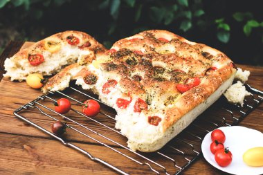 Focaccia. İtalyan ekmeği. Domatesli ekmek. Ev yapımı yemek. Evde yemek pişir. Taze ekmek rafta.