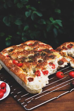 Focaccia. İtalyan ekmeği. Domatesli ekmek. Ev yapımı yemek. Evde yemek pişir. Taze ekmek rafta.