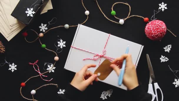 Preparándose Para Navidad Las Manos Las Mujeres Empaquetan Regalo Envoltura — Vídeos de Stock