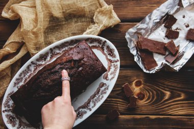 Çikolata kremalı ıslak çikolatalı pasta. Çikolatalı şekerleme. Ev yapımı pişirme. Tahta arka planda çikolatalı pasta.