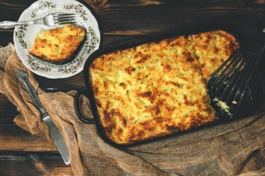 Fırın tepsisinde süzme peynir güveci. Ev yapımı turta. Mutfak eldivenleri. Tatlı. Tabağı servis ediyorum. Yemek fotoğrafı.