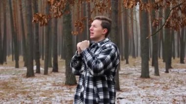 Adam bağırıyor. Adamdan bir çığlık kaçar. Umutsuzluk ve acı. Sessiz çığlık.