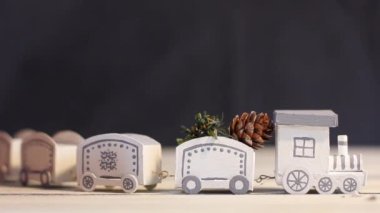 Küçük bir Noel treni. El yapımı beyaz buharlı lokomotif. Noel havası. Kış oyuncağı