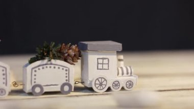 Küçük bir Noel treni. El yapımı beyaz buharlı lokomotif. Noel havası. Kış oyuncağı