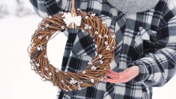 Ragazza Mostra Una Corona Rami Ghirlanda Natale Sulla Porta Cane — Video Stock