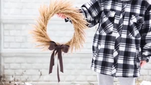 Flicka Med Krans Torkade Blommor Händerna — Stockvideo