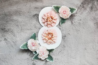 Uluslararası Kadınlar Günü. Gri arka planda beyaz figür sekiz. Çiçekler ve figür sekiz