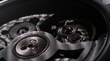İsviçre saatinin tam açık mekanizması