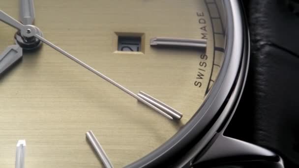 Montre suisse de luxe avec horloge dorée face tournante — Video
