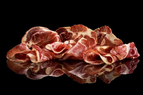 Siyahın üzerinde yansıması olan basturma eti 