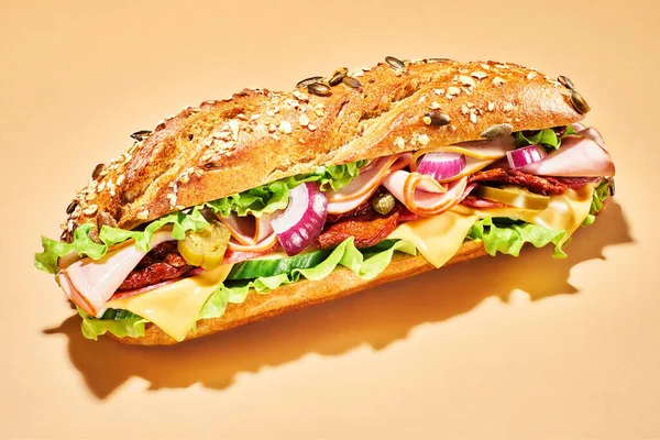 Jambonlu sandviç ve açık kahverengi sebzeli.