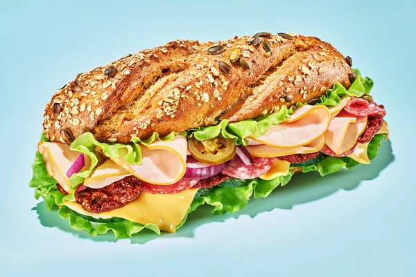 Jambonlu sandviç ve açık mavi sebzeli. 