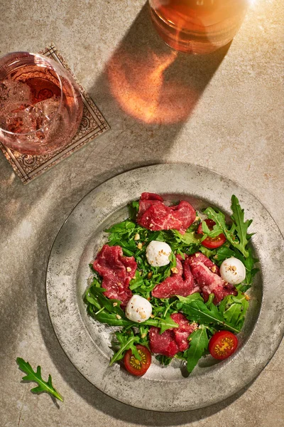 Salada de carne na superfície de pedra com vinho Imagem De Stock