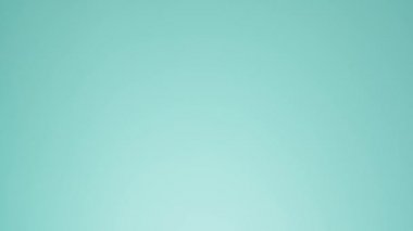 Zevk ve baharatlar maviye dökülüyor.