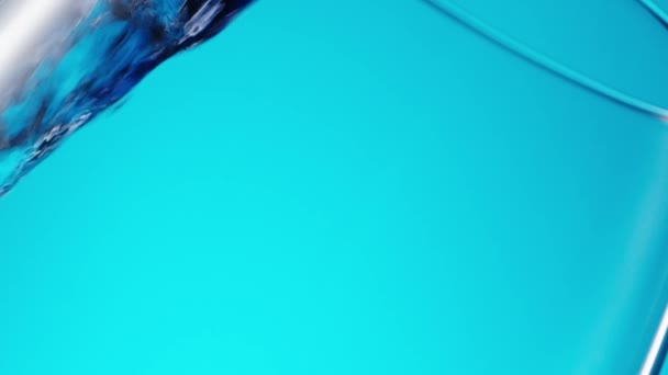 Líquido roxo derramando em vidro em um ângulo em azul — Vídeo de Stock