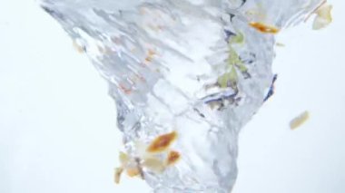 Turuncu tat ve çiçekler su girdabında dönüyor.