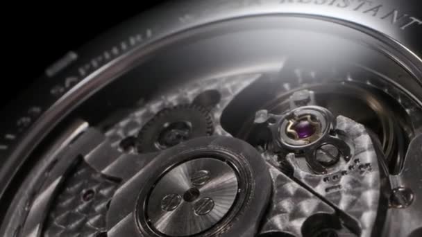 Zwitsers horloge terug met open mechanisme draaiend — Stockvideo