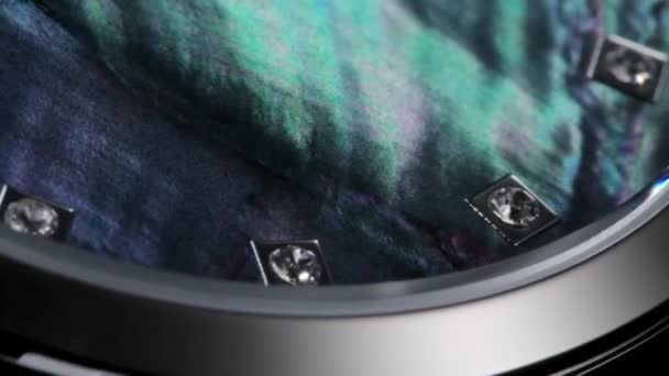 Nacre i diamenty na kobiecej szwajcarskiej zegarek — Wideo stockowe