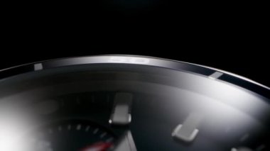 Kenarında numaralar olan İsviçre saati yavaşça dönüyor 