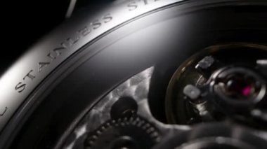 Açık mekanizmayı yakın çekimde izle