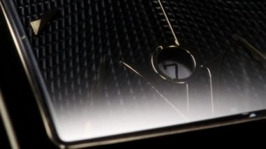 Kare gövdeli ve waffle desenli İsviçre saati