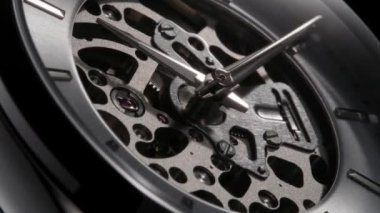 İskelet saat yüzünde çalışan ikinci ok