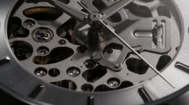 Açık mekanizmalı iskelet saat. 