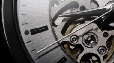 Saat üzerinde çalışan ikinci ok yüzün yakın plan görüntüsü