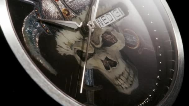 Zwitsers horloge met handgeschilderde schedeltekening — Stockvideo