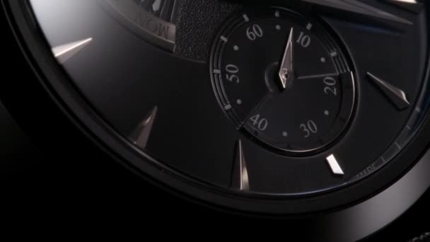 Tweede pijl op chronograaf draait op Zwitserse horloge — Stockvideo
