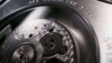 İsviçre saati açık mekanizmayla geri dönüyor