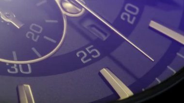 İsviçre saatinde oklarla yanıp sönen ışık 