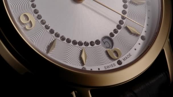 Πολυτελές χρυσό ελβετικό ρολόι γυναικών με διαμάντια — Αρχείο Βίντεο