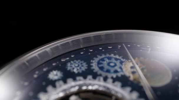 Druhá šipka následuje na tmavě modré hodinky švýcarské — Stock video