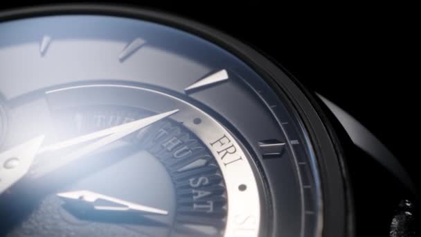 Orologio con calendario a rotazione su sfondo nero — Video Stock