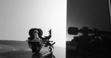 Dönen plaklı döner masa ve titreşen baslı hoparlör.