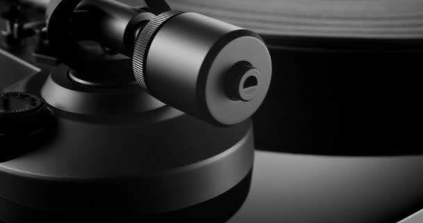 Counterweight and carbon tonearm on record player — Stock Video