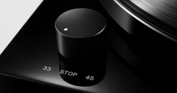 Botón de control en el tocadiscos con disco de vinilo giratorio en — Vídeos de Stock