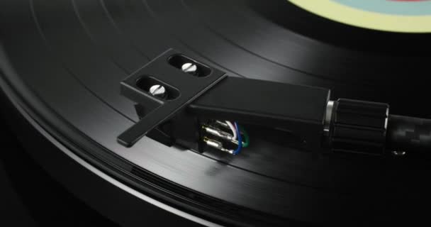 Closeup of tonearm headshell on spinning record — Stock Video