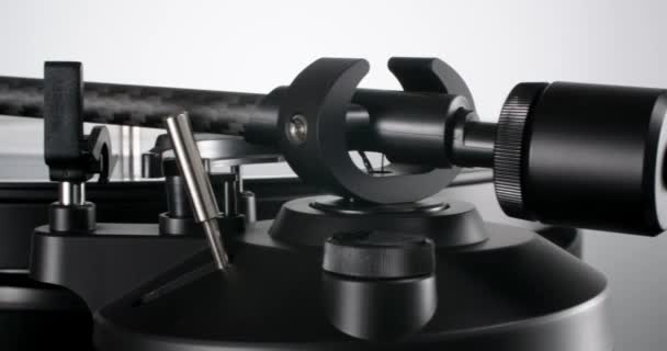 Hand put down the tonearm lift control lever on turntable — Stock Video