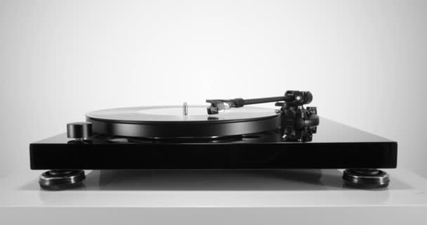 Plaque tournante avec disque vinyle filant sur table blanche — Video