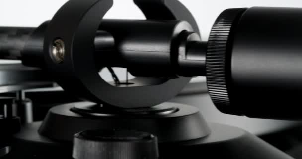 Counterweight and carbon tonearm on record player — Stock Video