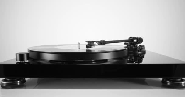 Turntable with spinning vinyl record on white table — Stock Video