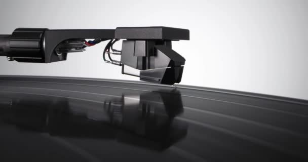 Tonearm headshell ereszkedik vinyl rekord színes címke — Stock videók