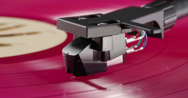 Disco in vinile rosa che gira sul giradischi — Video Stock